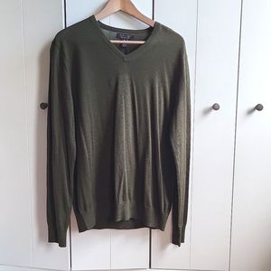 Banana Republic NWT Merino Wool Men's V Neck Lightweight Sweater- Medium